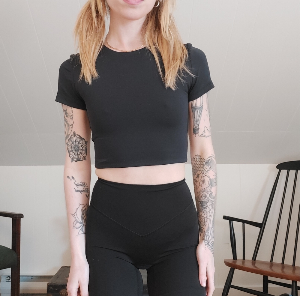 Aritzia Babaton Contour Crop Top